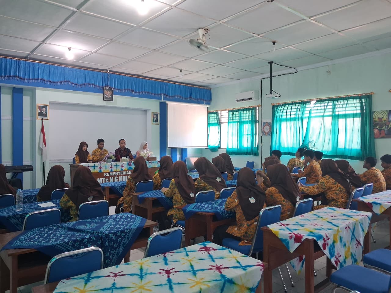 Akhiri Dedikasi Penuh Prestasi, Pengurus OSIS MTsN 6 Kulon Progo Masa Bakti 2025/2026 Gelar Perpisahan Haru